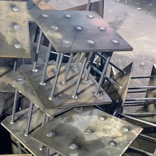 在确定博尔塔拉预埋件位置时，需要考虑以下几点